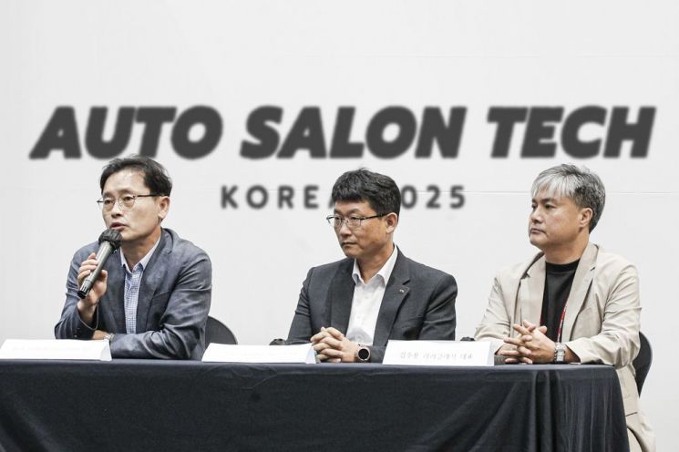 하성용 한국자동차모빌리티안전학회 회장(왼쪽부터), 김호경 한국교통안전공단 팀장, 김주용 라라클래식 대표가 19일 킨텍스에서 열린 대한민국 모빌리티산업 심포지엄에서 발표 후 취재진 질문에 답하고 있다. 한국자동차기자협회 제공
