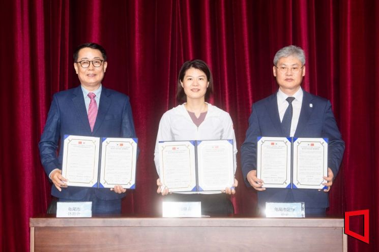 왼쪽부터 구미시체육회장 윤상훈, 창사시체육총회 회장 주쟝, 구미시축구협회 회장 김상곤/구미시 제공