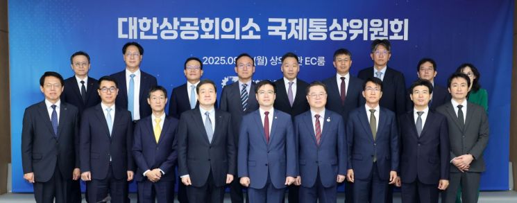 대한상공회의소는 22일 서울 중구 상의회관에서 국제통상위원회를 열고 여한구 산업통상자원부 통상교섭본부장을 초청했다. 이 자리에선 협상이 마무리되지 않은 관세와 비자 문제가 주로 다뤄졌다. 대한상공회의소