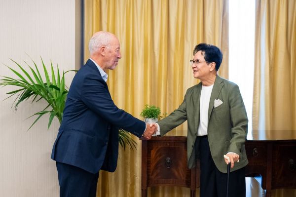 이재현 CJ그룹 회장이 영국 런던에서 스포츠 마케팅 전문가인 마이클 페인 대표를 만나 악수를 나누고 있다. CJ그룹