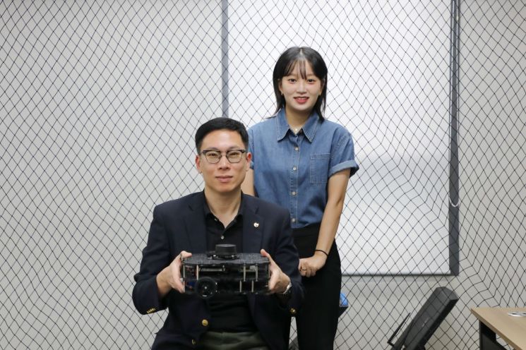 박경준 DGIST 전기전자컴퓨터공학과 교수(왼쪽), 채지영 석박사통합과정생. DGIST 제공