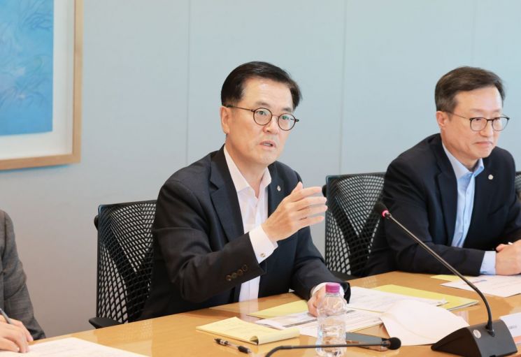 18일 열린 ‘고객신뢰혁신 태스크포스(TF)’ 출범 킥 오프 미팅에서 이경근 한화생명 대표이사 사장(가운데)이 발언하고 있다. 한화생명