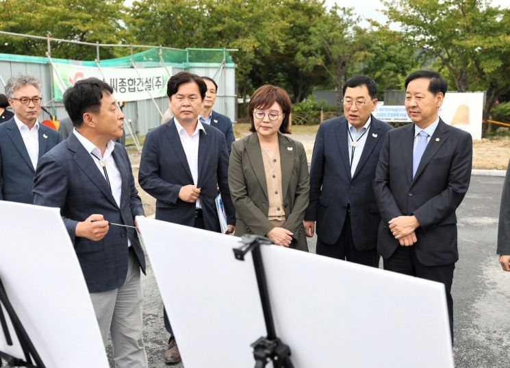 (왼쪽부터) 김호진 경북도 기획조정실장, 양금희 경북도 경제부지사, 주낙영 경주시장, 구윤철 경제부총리가 김상철  경북도 APEC 준비지원단장의 설명을 듣고 있다.