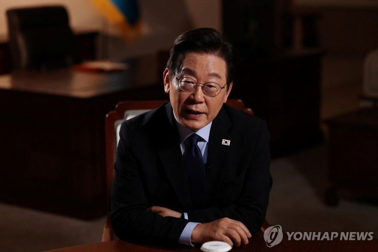 로이터와 인터뷰하는 이재명 대통령. 로이터 연합뉴스.