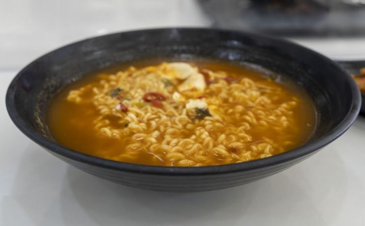 휴게소 식당 및 카페에서 이물질 혼입 중 라면에서 파리가 나오거나, 공깃밥에서 약봉지가 나오기도 했으며, 국밥에서는 노끈이 검출된 사례도 있었다. 또 우동에 귀뚜라미가 혼입되거나 음료에서 고체 이물질이 확인되기도 했다. 게티이미지