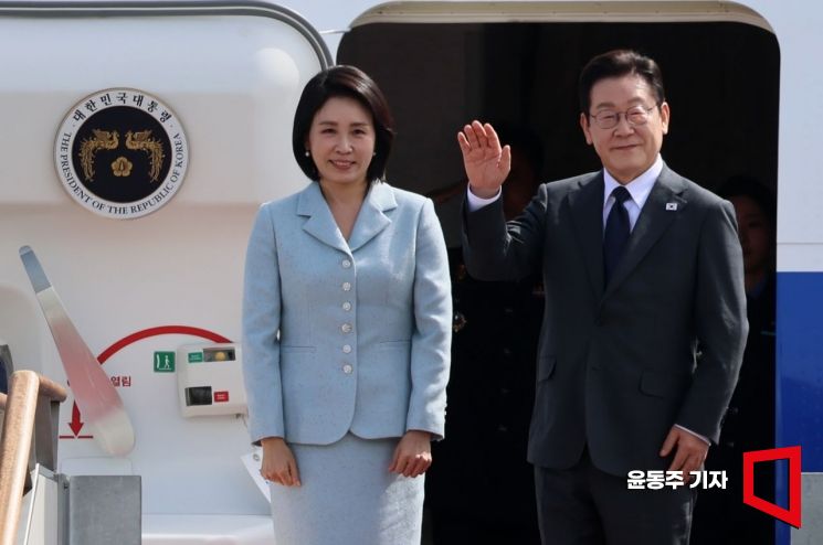 [포토] 인사하는 이재명 대통령과 김혜경 여사