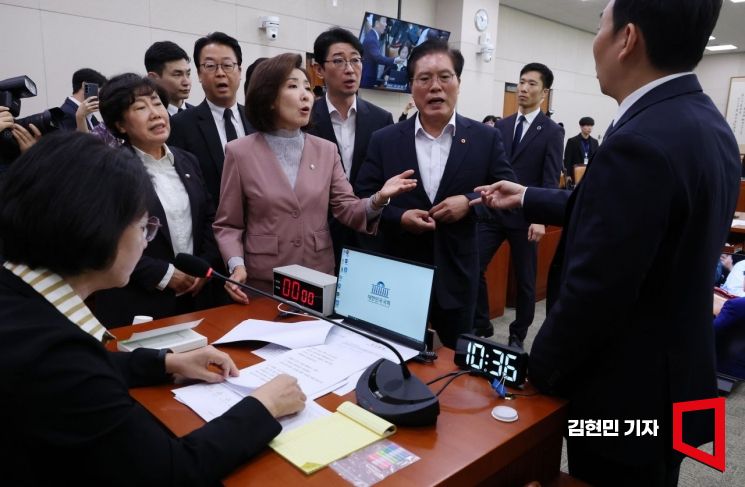22일 국회 법사위원회에서 열린 검찰개혁 입법청문회에서 퇴장 조치를 받은 국민의힘 나경원, 송석준, 조배숙 의원이 추미애 위원장에게 항의하고 있다. 2025.9.22 김현민 기자