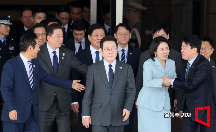 김혜경 여사와 강훈식 비서실장이 22일 서울 공항에서 공군 1호기로 이동하며 이재명 대통령 옆자리를 양보하고 있다. 2025.09.22 윤동주 기자