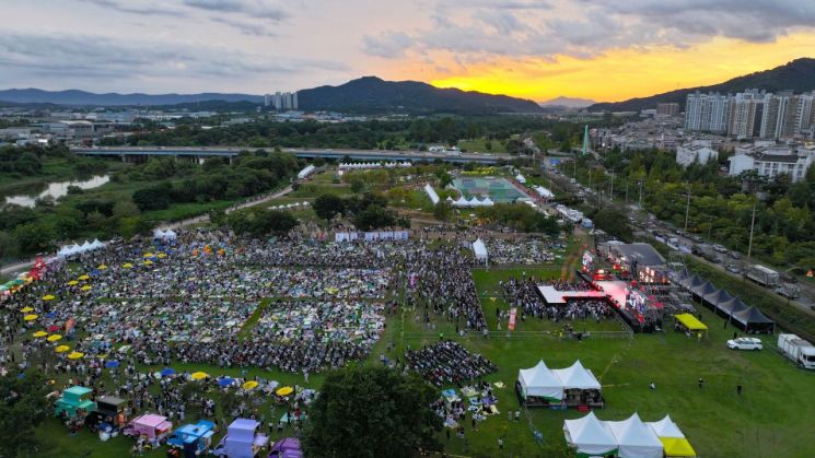 지난 20~21일 황룡친수공원에서 열린 제3회 광산뮤직ON페스티벌 행사장 전경. 이틀간 9만 5,000여 명이 찾아 가을의 낭만과 감성을 즐겼다. 광산구 제공