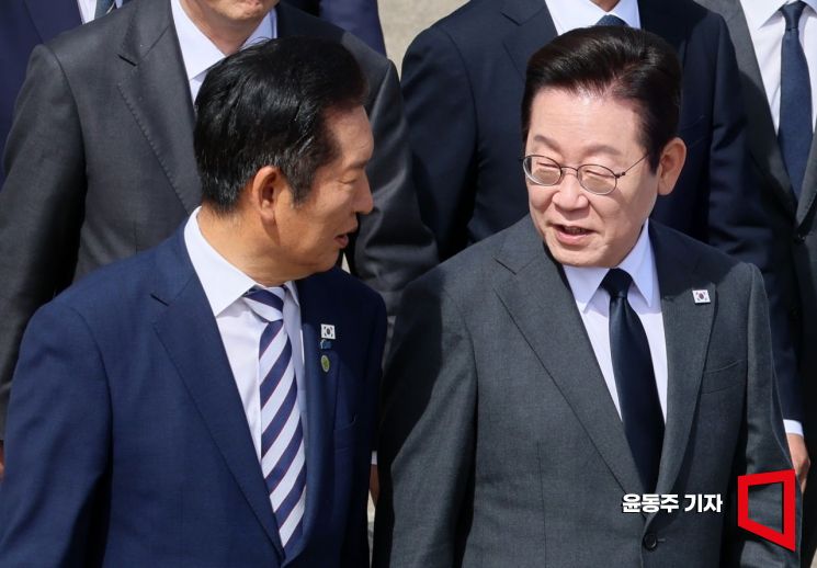 이재명 대통령이 유엔총회 참석하기 위해 지난 22일 서울 공항에서 공군 1호기로 이동하며 정청래 더불어민주당 대표와 이야기를 나누고 있다. 윤동주 기자