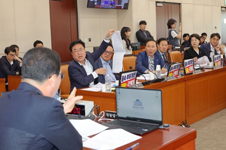 22일 서울 여의도 국회에서 열린 행정안전위원회 전체회의에서 국민의힘 서범수 야당 간사를 비롯한 의원들이 신정훈 위원장에게 정부조직법 일부개정안 의결을 앞두고 토론 종결에 대한 항의를 하고 있다. 연합뉴스