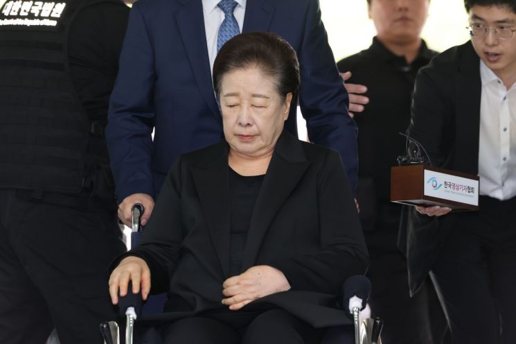 윤석열 정권과 통일교가 연관된 '정교유착 국정농단' 의혹을 받는 한학자 통일교 총재가 22일 서울중앙지법에서 구속 전 피의자 심문(영장실질심사)을 받기 위해 출석하고 있다. 연합뉴스