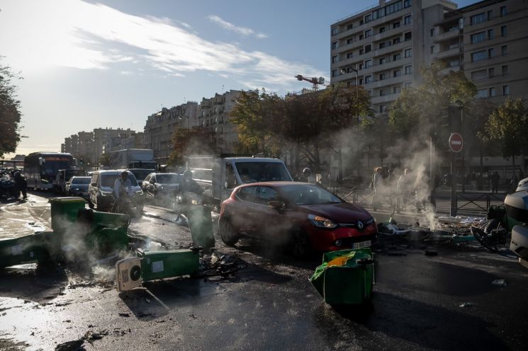 [글로벌 포커스]"예산은 거리에서 결정한다"…고강도 긴축에 佛타는 민심