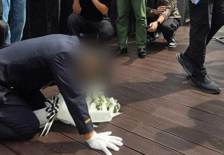 갯벌 고립자를 구하다가 순직한 해양경찰관 이재석 경사의 파출소 당직 팀장이 22일 유족들의 추모 현장을 찾아와 사죄하고 있다. 연합뉴스