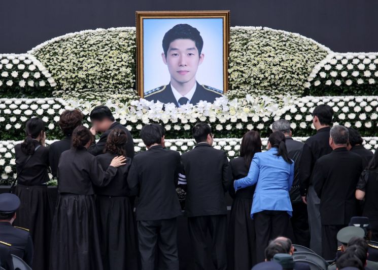 지난 15일 인천 서구 인천해양경찰서에서 엄수된 '해양경찰관 고(故) 이재석 경사 영결식'에서 유가족이 헌화하고 있다. 공동취재연합뉴스