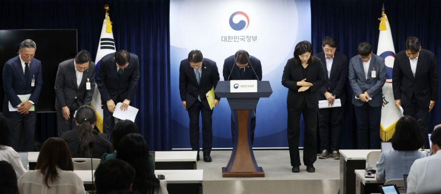 19일 서울 종로구 정부서울청사에서 열린 해킹 대응을 위한 과기정통부-금융위 합동 브리핑을 마친 정부 관계자들과 롯데카드(왼쪽), KT(오른쪽) 관계자들이 함께 인사를 하고 있다. 연합뉴스