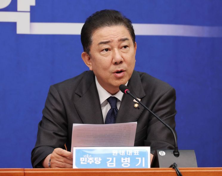 김병기 더불어민주당  원내대표가 22일 서울 여의도 국회에서 열린 최고위원회에 참석해 발언하고 있다. 연합뉴스