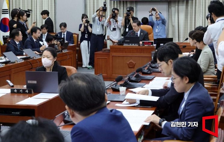22일 국회에서 열린 운영위원회 전체회의에서 김병기 위원장이 의사봉을 두드리고 있다. 2025.9.22 김현민 기자