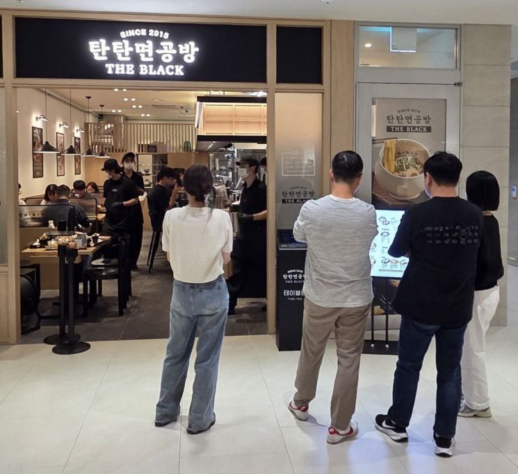 22일 점심시간 원그로브의 한 식당에서 입장을 기다리고 있는 사람들. 오유교 기자.