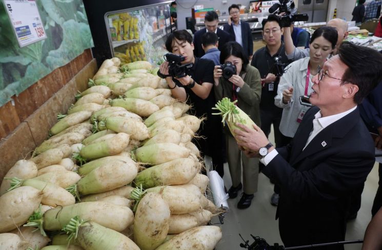 김민석 국무총리가 22일 추석 맞이 물가 현장점검을 위해 양재동 농협 하나로마트를 방문, 무 가격을 점검하고 있다. 2025.9.22 연합뉴스