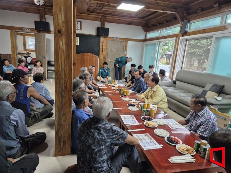 봉화군, 춘양면서 '찾아가는 열린 군수실'…군민 목소리 현장서 듣다