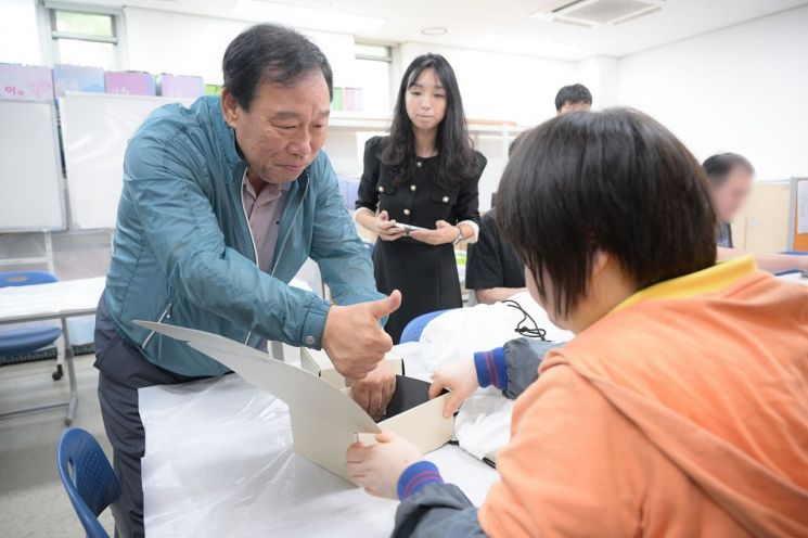 [포토] 최민호 세종시장, 장애인작업장 '격려·식사봉사'