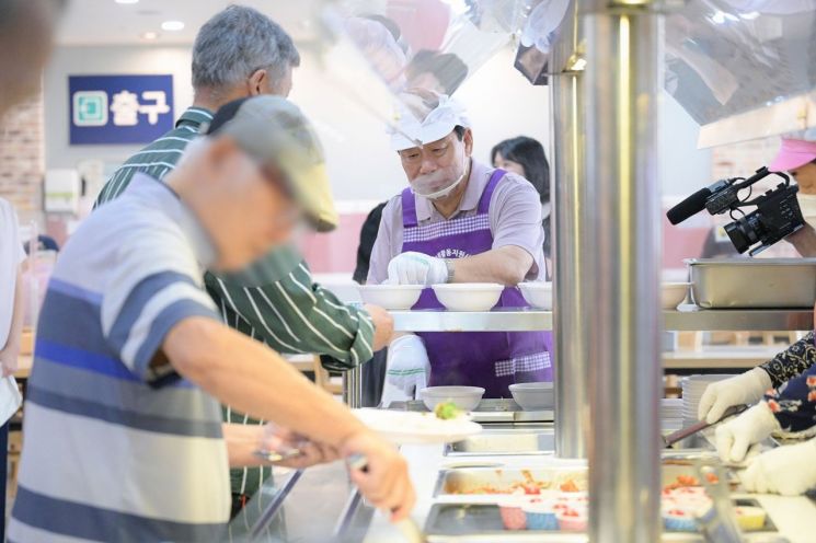 [포토] 최민호 세종시장, 장애인작업장 '격려·식사봉사'