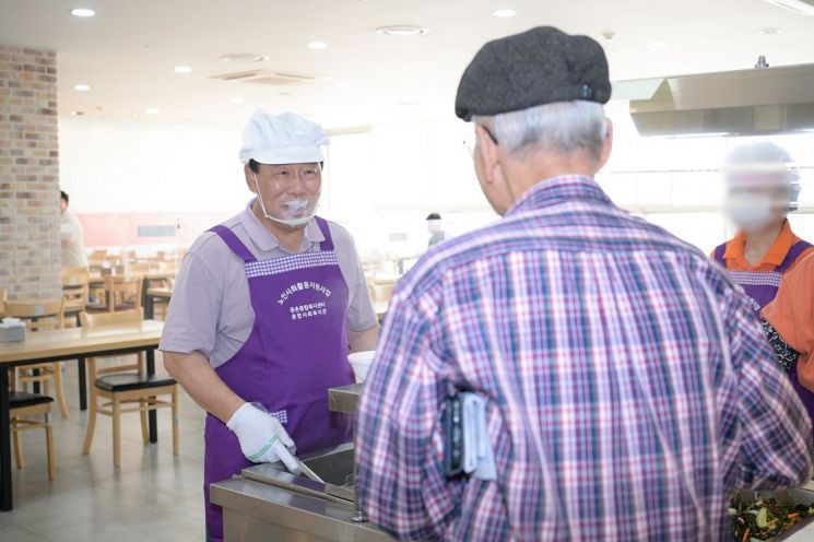 [포토] 최민호 세종시장, 장애인작업장 '격려·식사봉사'