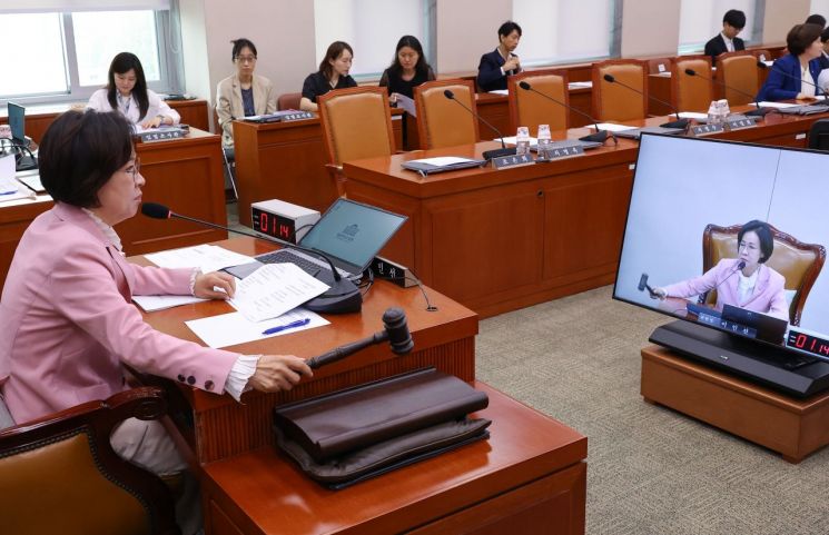 지난 9일 서울 여의도 국회에서 열린 여성가족위원회 전체 회의. 연합뉴스
