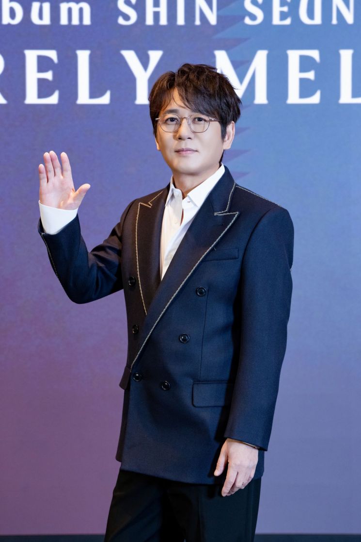 돌아온 발라더 신승훈 "데뷔 35주년, 아직은 현재진행형이죠"