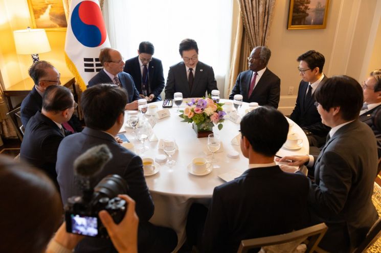 뉴욕서 李대통령 만난 블랙록 회장 "한국을 아태 'AI 수도'로"