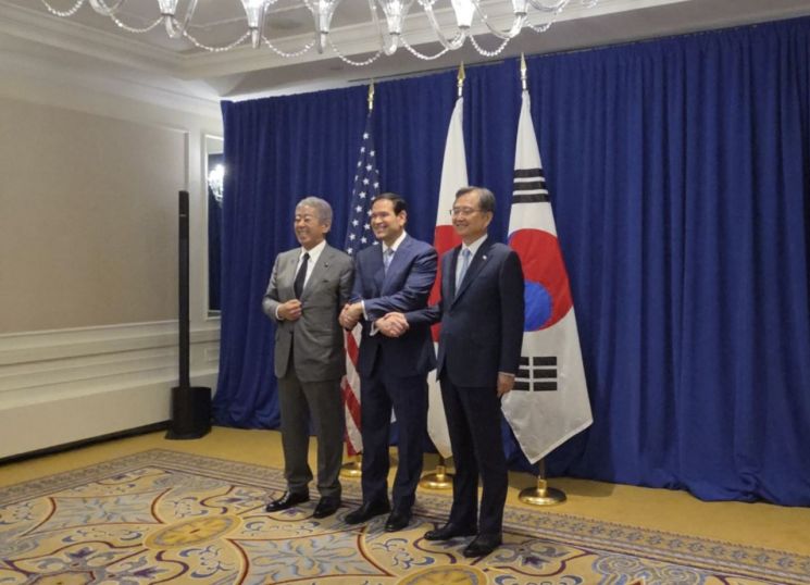 [포토]미국 뉴욕서 손 맞잡은 한미일 외교장관