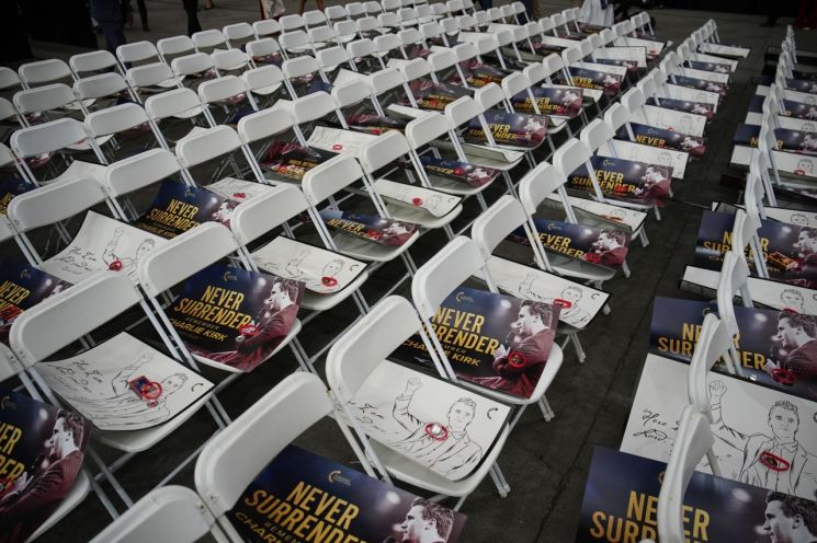 "선 넘었다" vs "원래 그래"…트럼프·머스크 인형 무대에 올린 美 밴드 '경악'