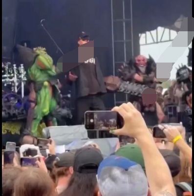 "선 넘었다" vs "원래 그래"…트럼프·머스크 인형 무대에 올린 美 밴드 '경악'