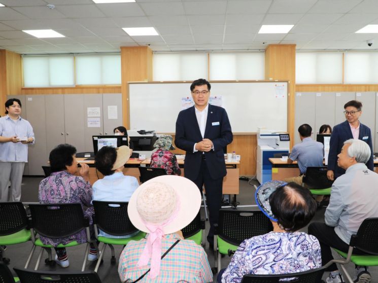 진병영 함양군수, 민생회복 소비쿠폰 2차 지급 현장 방문