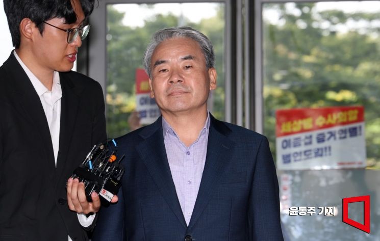 이종섭 전 국방부 장관이 지난달 23일 서울 서초구에 위치한 채 상병 특검 사무실로 피의자 신분으로 출석하고 있다. 윤동주 기자