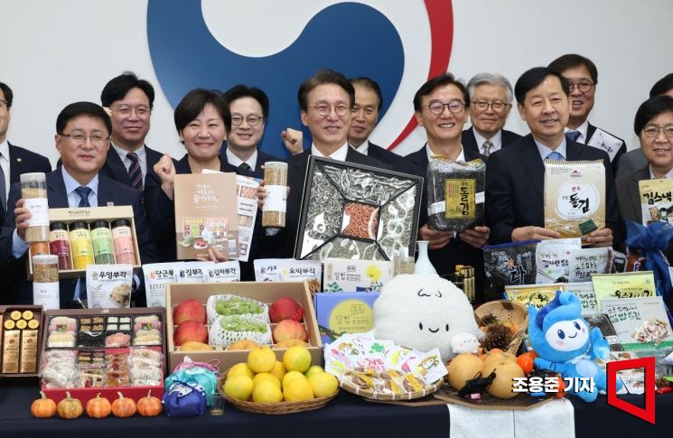 [포토] 추석 민생선물 세트 홍보하는 김민석 총리와 국무위원들