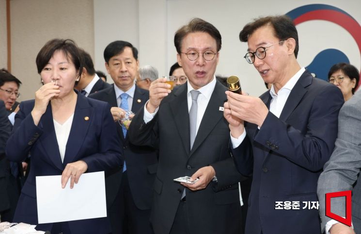 [포토] 우리 농수산물 가공식품 맛보는 김민석 총리