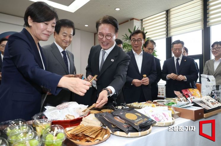 [포토] 추석 농수산물 가공식품 둘러보는 김민석 총리