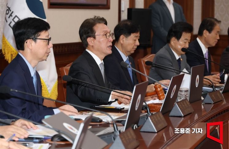 [포토] 의사봉 두드리는 김민석 총리