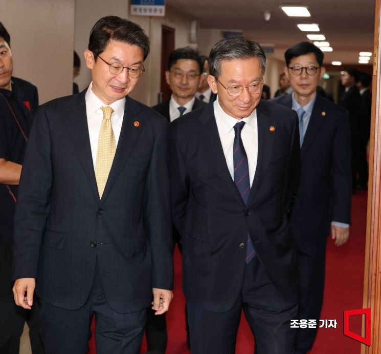 [포토] 국무회의 참석하는 이억원 금융위원장과 정성호 법무장관