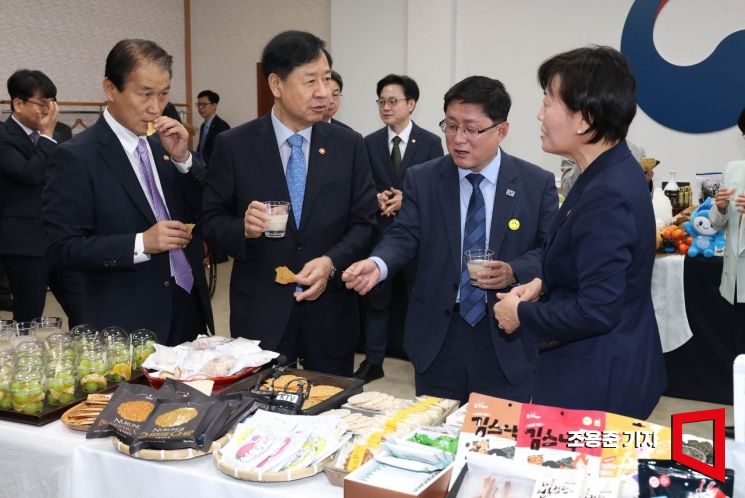 [포토] 국내산 농수산물 가공식품 살펴보는 국무위원들