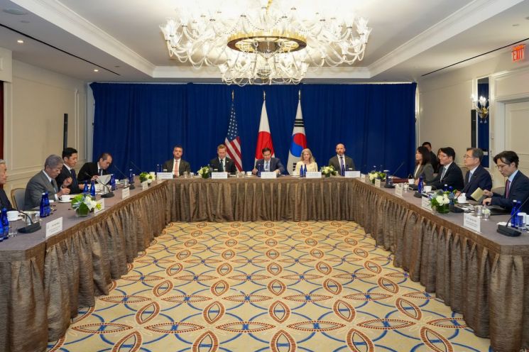 한·미·일 외무장관 "한반도 비핵화 원칙 재확인"