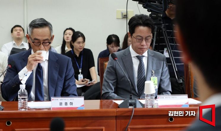 [포토] 국회로 불려온 조좌진 롯데카드 대표와 윤종하 MBK파트너스 부회장