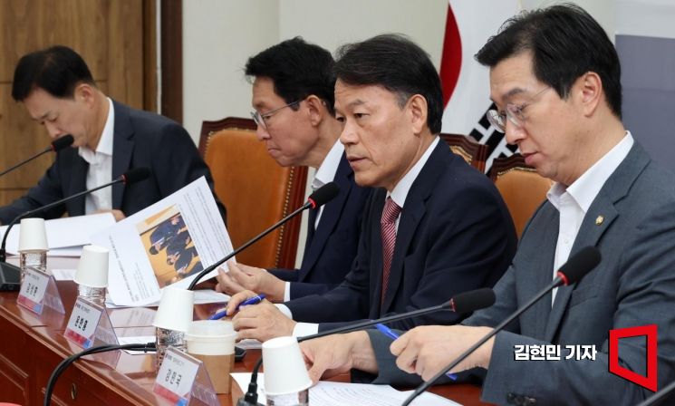 윤한홍 국회 정무위원장이 지난달 23일 국회에서 국민의힘 주최로 열린 '롯데카드 개인정보 유출사태, 피해자 보호 방안 및 재발 방지 대책 간담회'에서 발언하고 있다. 김현민 기자