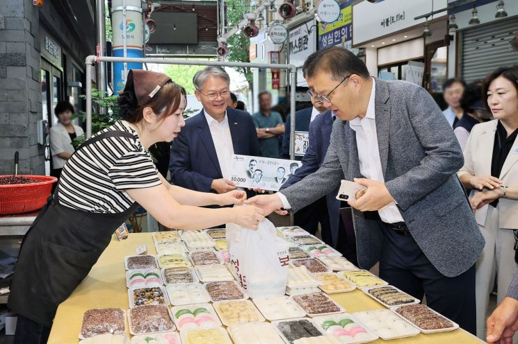 [Column] Acting Mayor Jang Geumyong of Changwon Special City Visits Site on First Day of Nubi Exhibition Sales