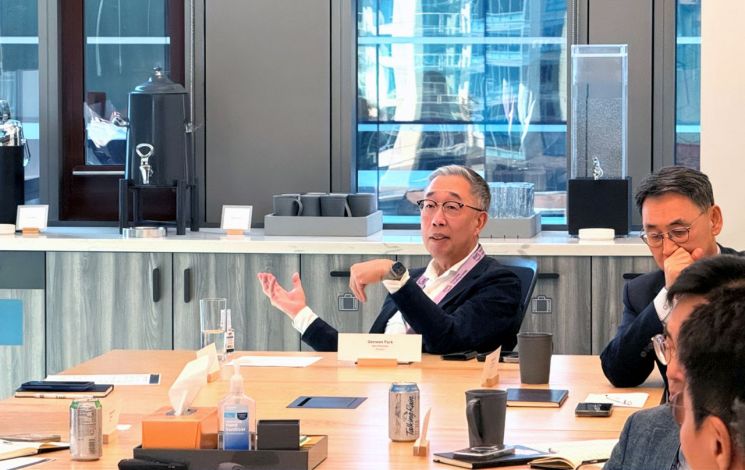 박지원 두산그룹 부회장이 22일(현지시간) 미국 시애틀 아마존 본사를 방문해 AI 기반 경영혁신 사례에 대한 질문을 하고 있다. 두산