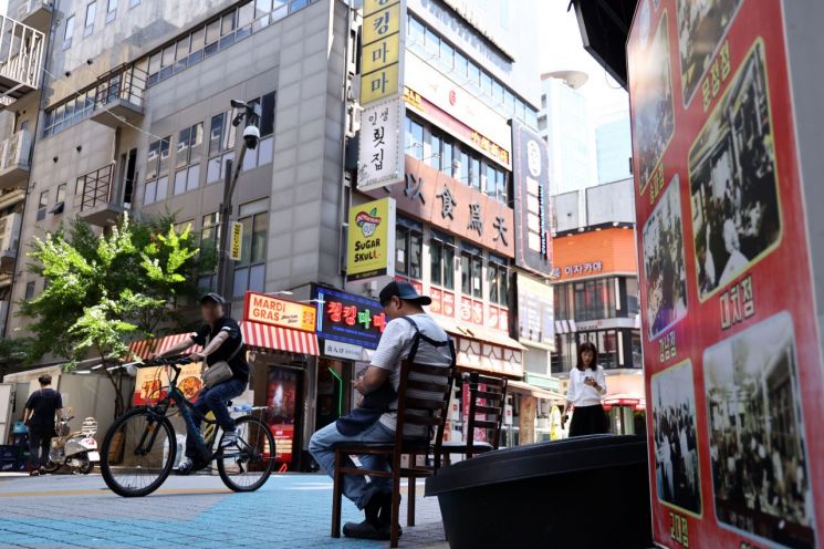 지난해 '숙박·음식점업' 종사자 첫 감소… "경기 영향 가장 많이 받아"