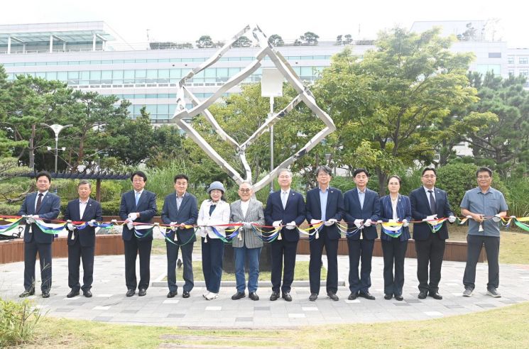 캠퍼스에 조각상 선물한 '선배' 조각가… 권달술, 국립부경대에 기증