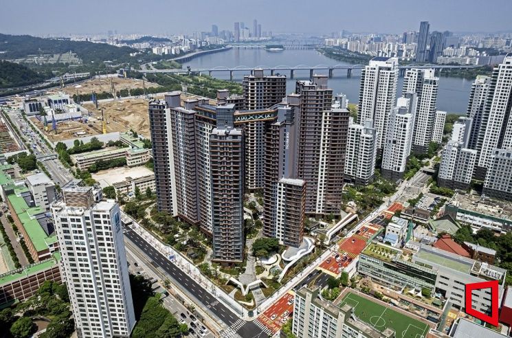 "조합장 성과급 수십억"…몸살에도 개입 불가[부동산AtoZ]